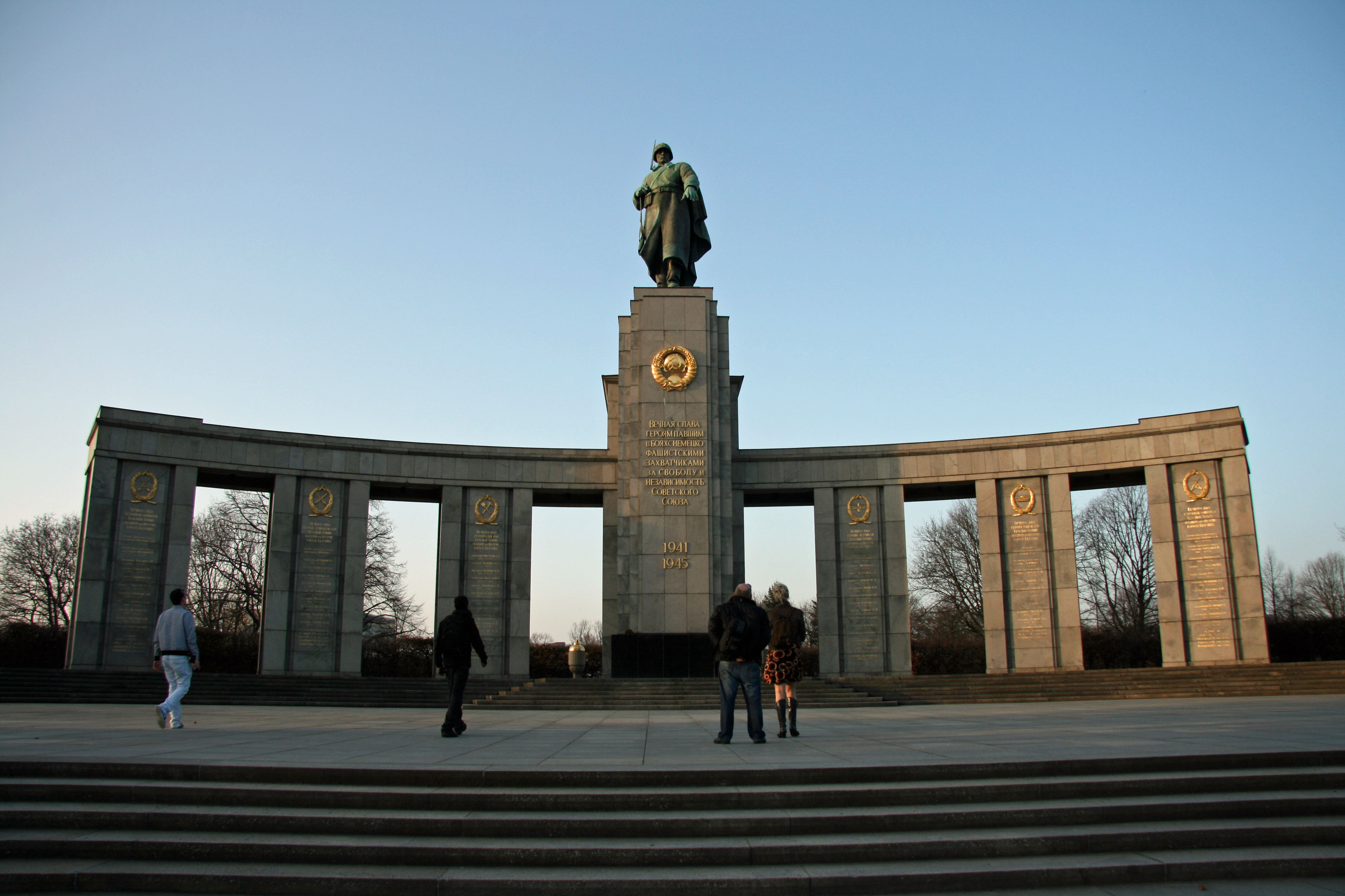 http://andberlin.com/wp-content/uploads/2012/06/soviet-war-memorial-front-view.jpg
